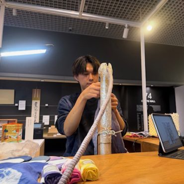 京都伝統産業ミュージアムで絞り染め実演